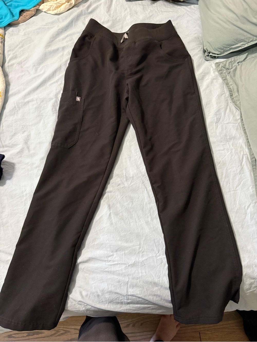 Figs Black Women's Scrub Top and Jogger Pants Set - Picture 4 of 5